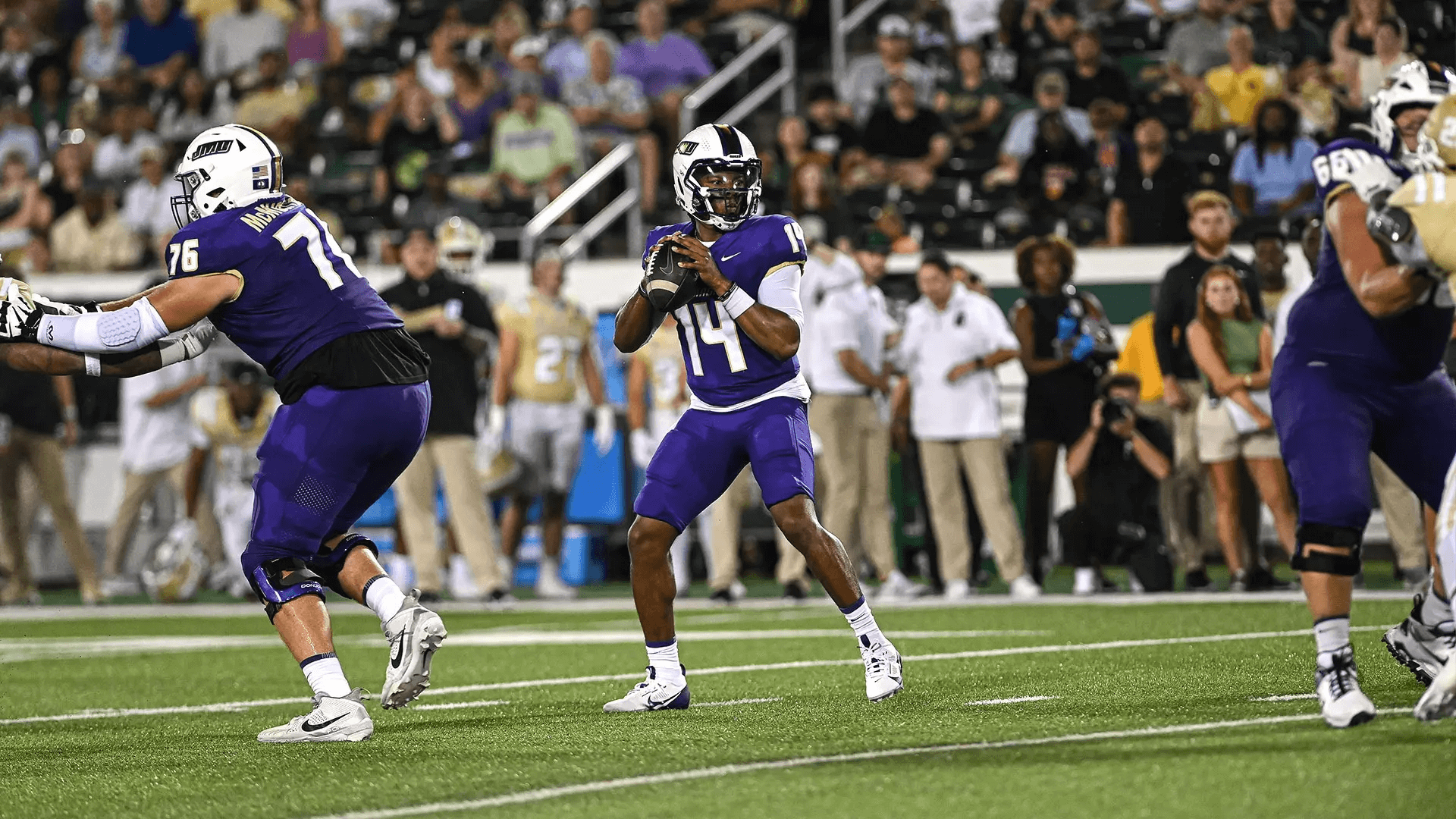 Alonza Barnett in pocket against Charlotte